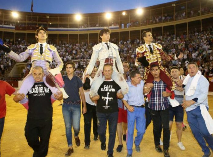 Castella, Rey y Manzanares saliendo a hombros de la Plaza de Toros de Alicante / Aplausos