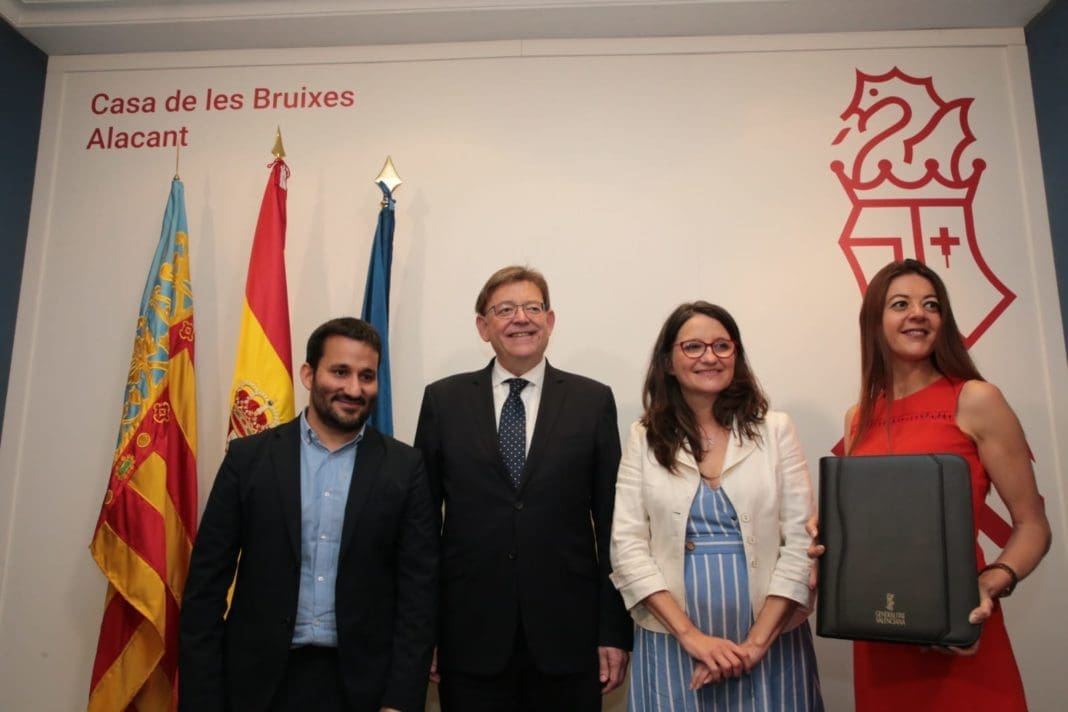 Puig posando sonriente con la nueva consellera, Oltra y Marzà / Ximo Puig