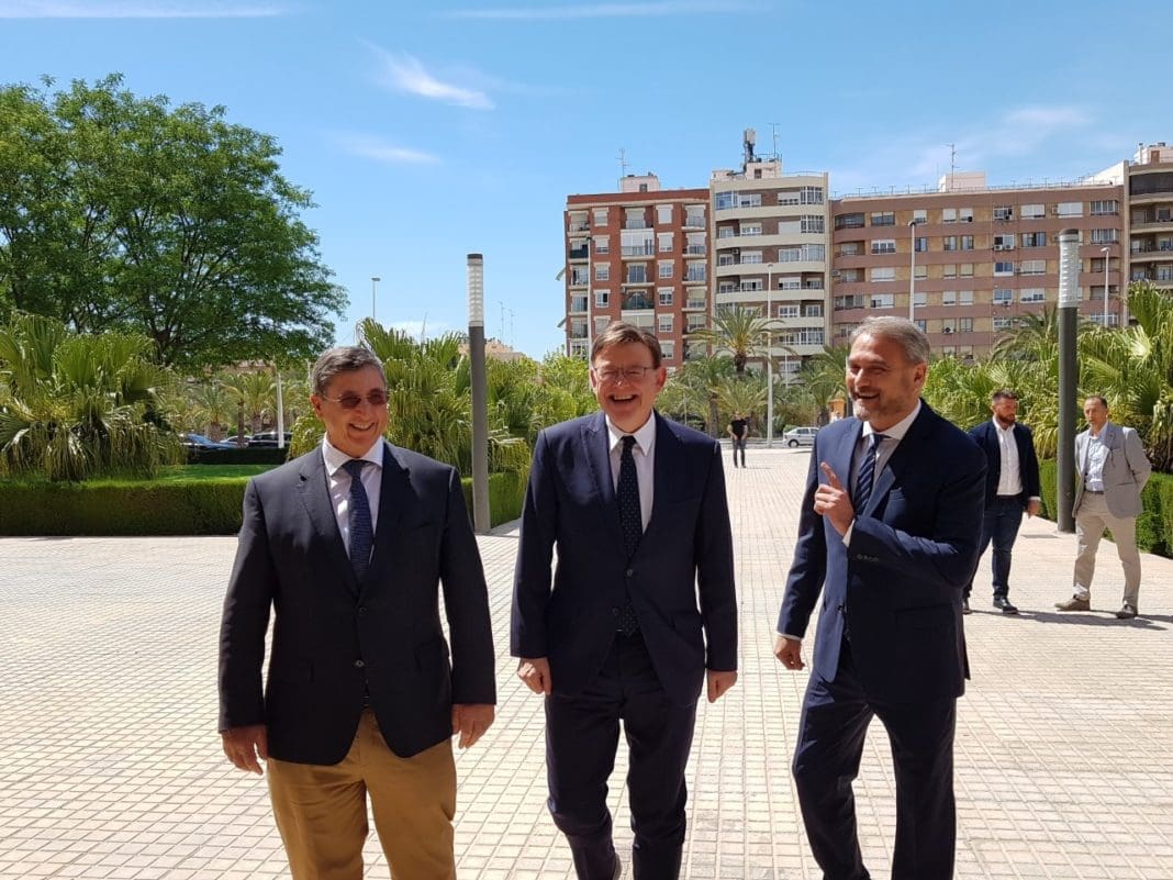 Puig entrando al Rectorado junto a Tadeo Pastor y Ruiz / Alex Ferrer