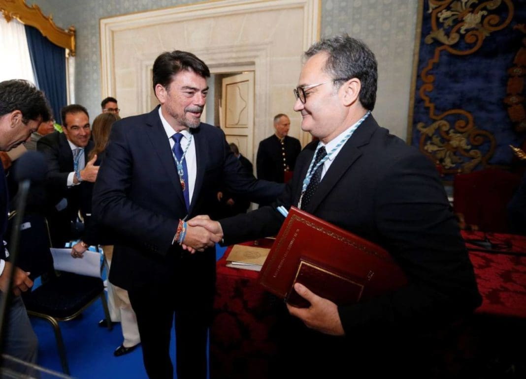 Luis Barcala y Paco Sanguino dándose la mano en la investidura del alcalde popular /EFE