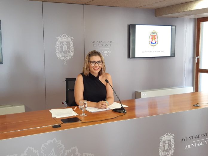 Mari Carmen Sánchez ejerciendo como alcaldesa temporal y portavoz del gobierno de Alicante / Alex Ferrer