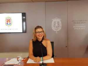 Mari Carmen Sánchez ejerciendo como alcaldesa temporal y portavoz del gobierno de Alicante / Alex Ferrer