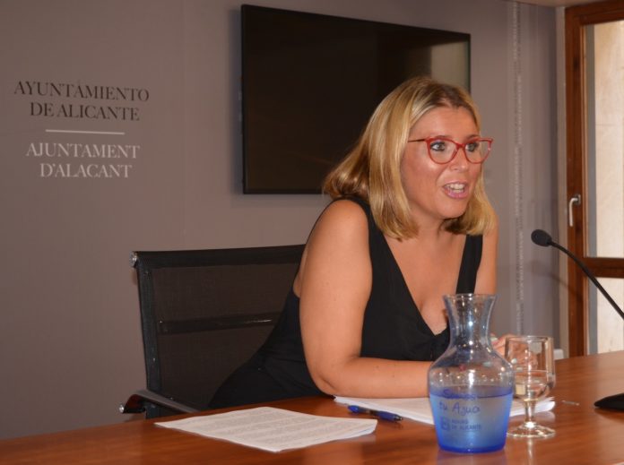 La vicealcaldesa y portavoz del Ayuntamiento de Alicante, Mari Carmen Sánchez, durante la rueda de prensa / Ayuntamiento de Alicante