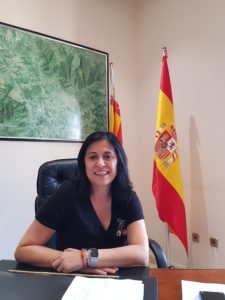 Nely Ruiz sonriendo en su despacho de la Alcaldía de Redován / Alex Ferre