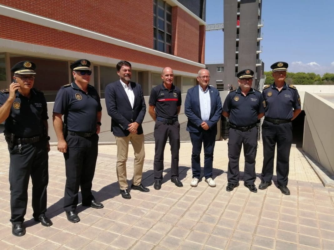 Barcala visitando la futura sede central de la Polícia Local de Alicante junto a agentes y al edil González / Ayuntamiento de Alicante