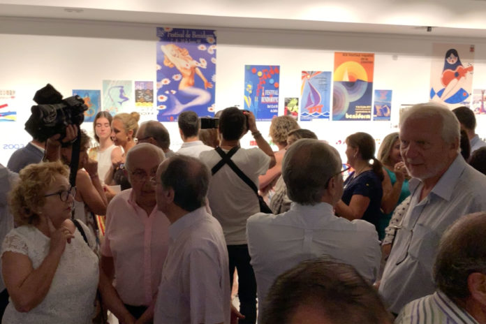 Una multitud de personas visitando la exitosa exposición de Benidorm / Ayuntamiento de Benidorm