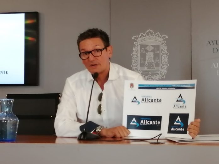 El edil de Deportes del Ayuntamiento de Alicante, José Luis Berenguer presentando el logotipo y lema nuevos de su concejalía / Ayuntam