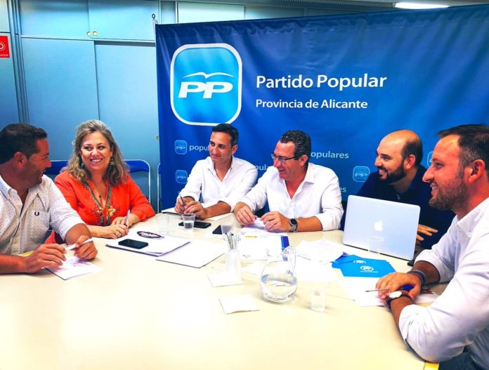 Dalmau costat de César Sanchez, Pablo Ruz, Macarena Montesinos i Toni Perez en una reunió de l'PP d'Alacant / PP Alacant