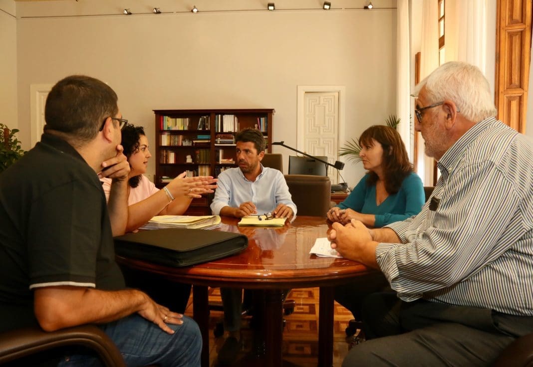 Carlos Mazón y Julia Parra (Presidente y Vicepresidenta de la Diputación de Alicante) durante reunión con la alcaldesa de Sax, Laura Estevan / Diputación de Alicante