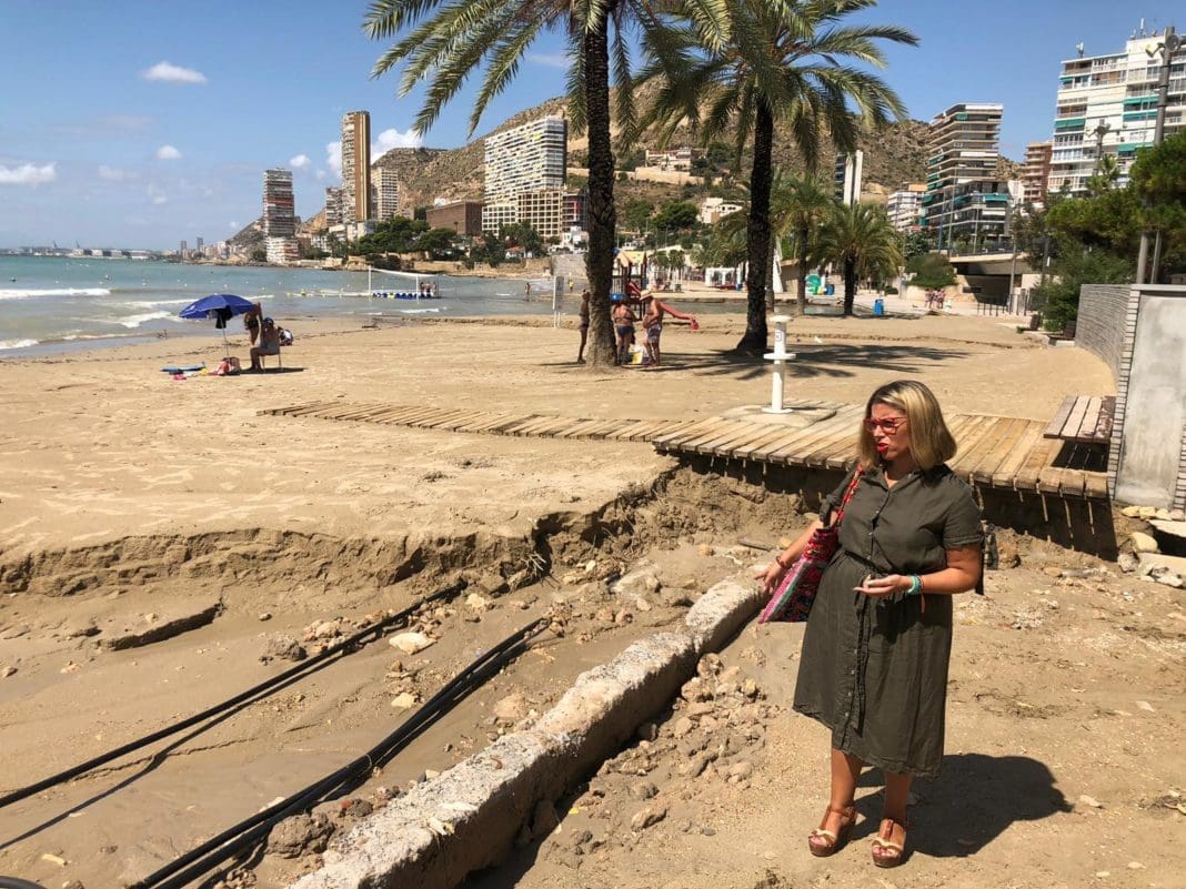 La vicealcaldesa de Alicante, Mari Carmen Sánchez, visitando las playas alicantinas afectadas / Ayuntamiento de Alicante