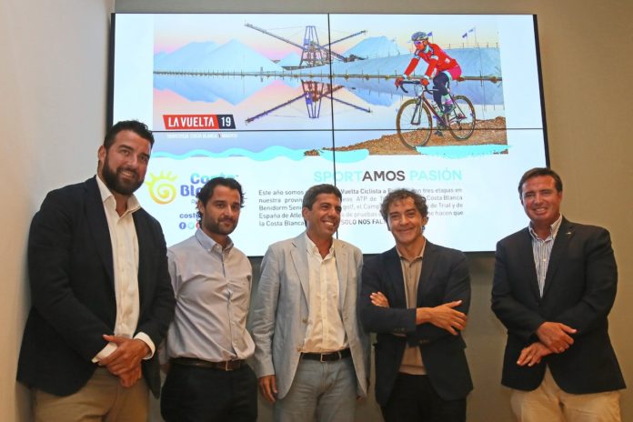 Mazón posando junto a Colomer y Dolón con el fondo de la Vuelta Ciclista España 2019 / Diputación de Alicante
