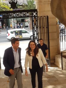 Carlos Mazón y Mónica Oltra entrando al Palaicio Provincial de Alicante / Alex Ferrer