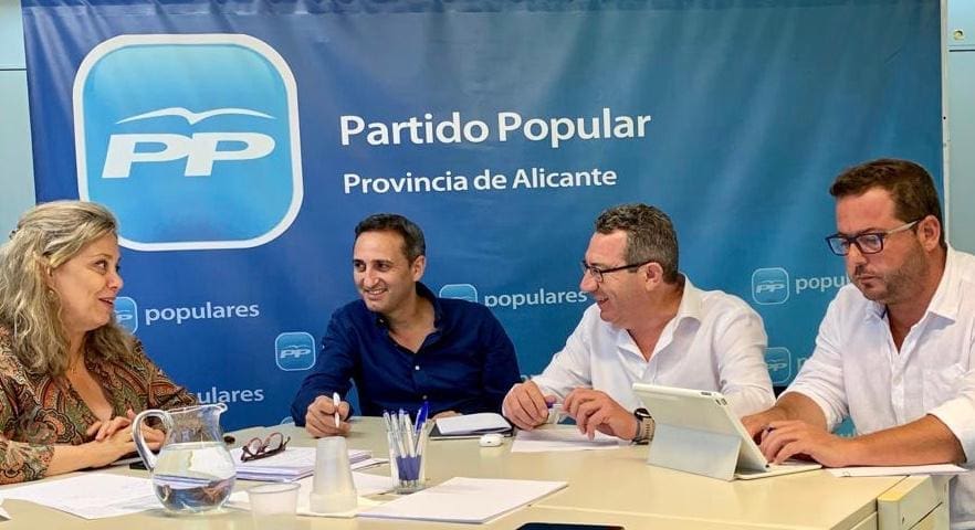 César Sánchez, Macarena Montesinos y Agustín Almodóbar reunidos esta mañana con el alcalde de Benidorm, Toni Pérez / PP Alicante