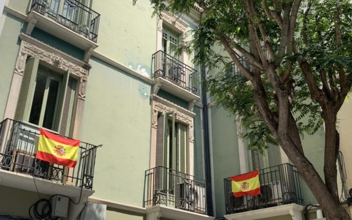 La bandera nacional de España ondeando en el balcón del grupo municipal popular en el Ayuntamiento de Elche / PP Elche