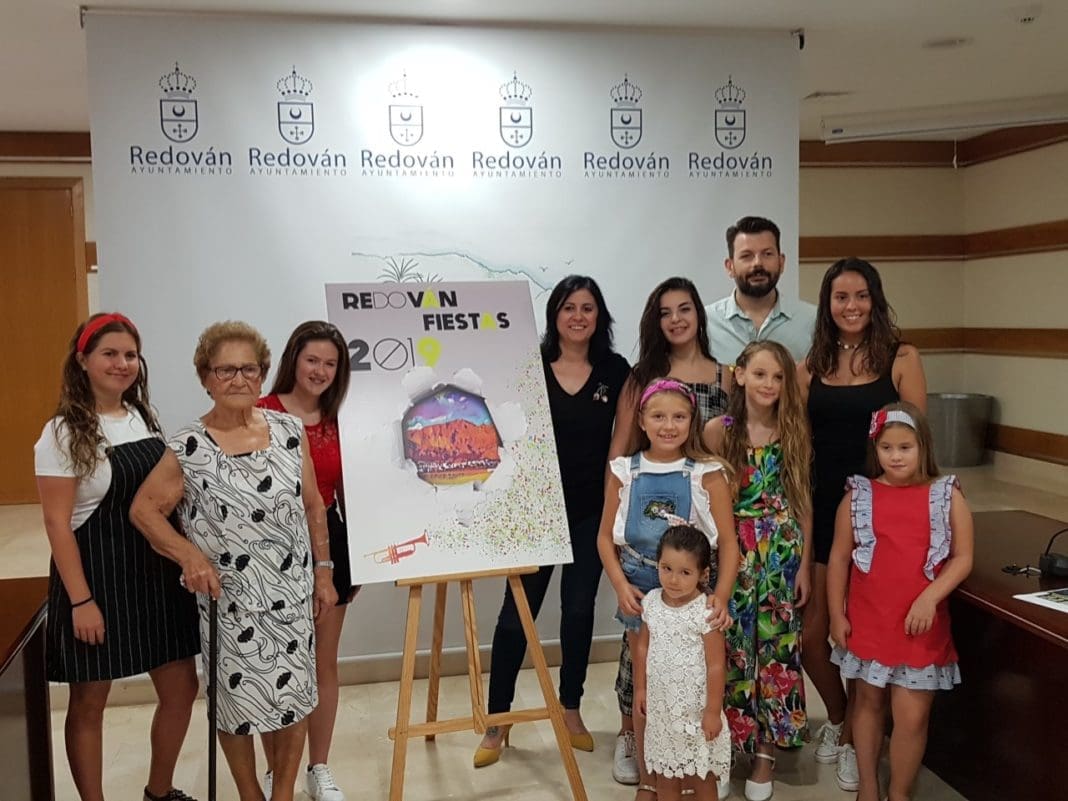 La alcaldesa de Redován, Nely Ruiz, junto a los representantes de la fiesta en la presentación de la programación / Alex Ferrer