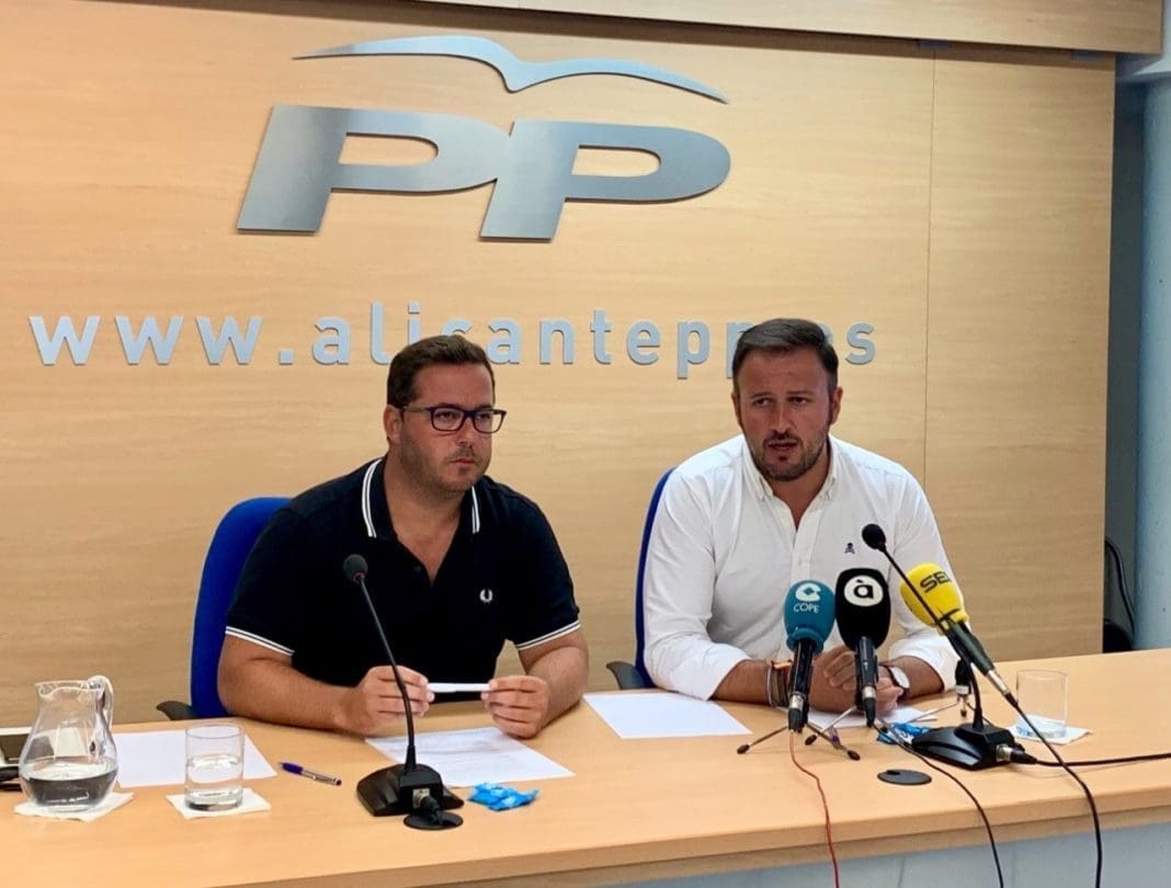 Pablo Ruz y Agustín Almodóbar dando la rueda de prensa en la sede del PP de Alicante / PP Alicante