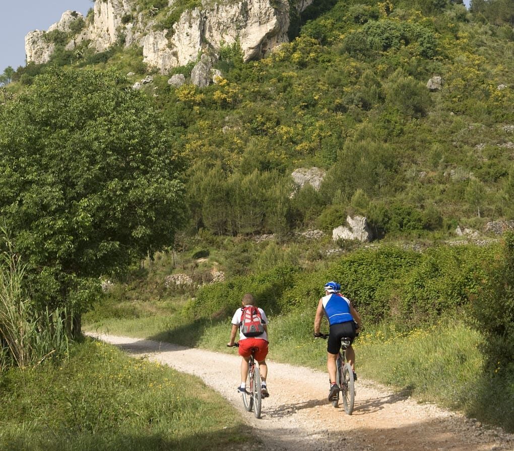 Imagen de dos personas practicando cicloturismo en la provincia alicantina / Diputación de Alicante