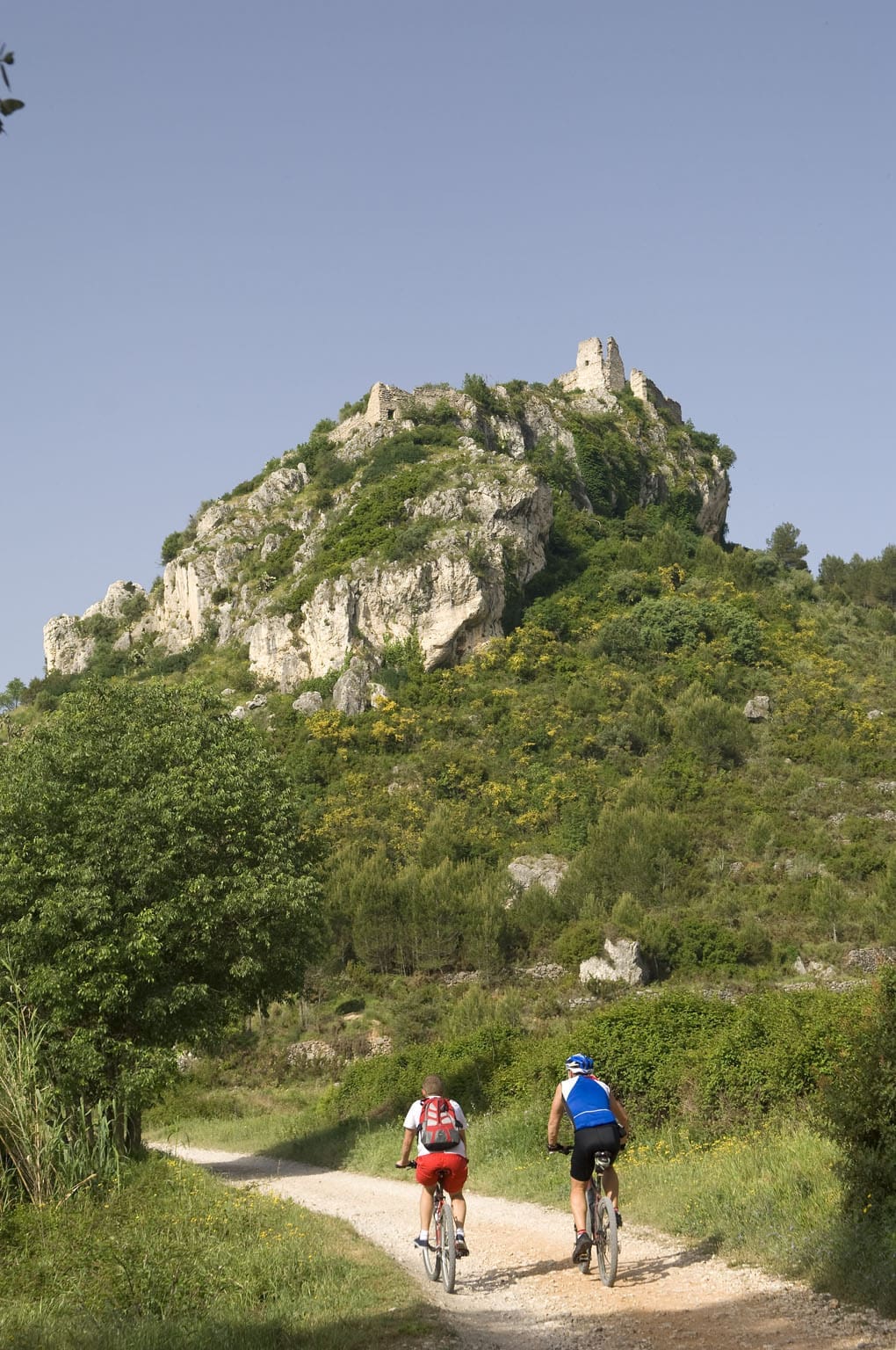 Imagen de dos personas practicando cicloturismo en la provincia alicantina / Diputación de Alicante