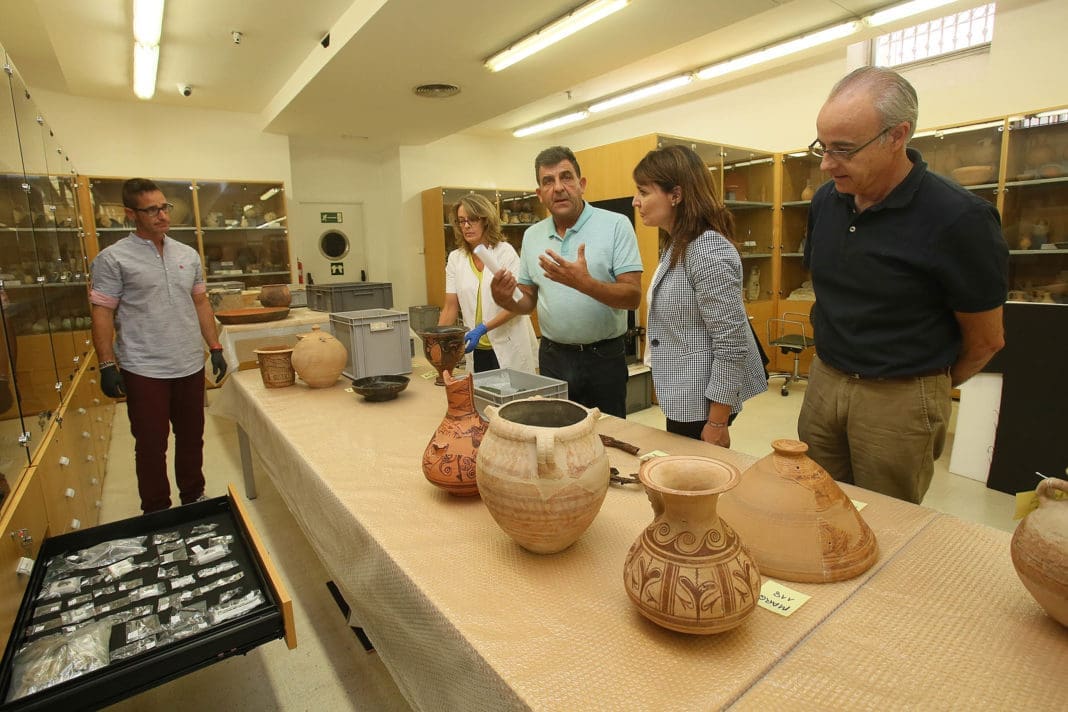 La vicepresidenta de la Diputación de Alicante, Julia Parra, asistiendo al embalaje / Diputación de Alicante