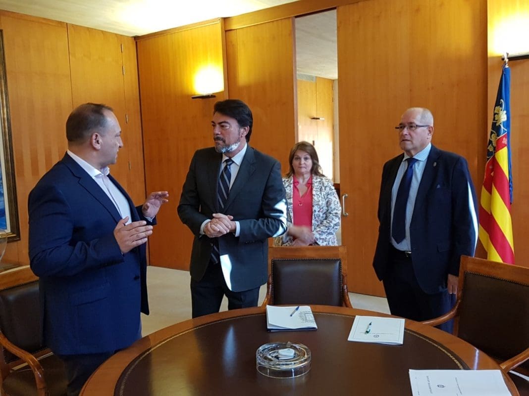 Barcala y Dalmau hablando durante la reunión en la alcaldía ante la mirada de los ediles Llopis y González / Alex Ferrer