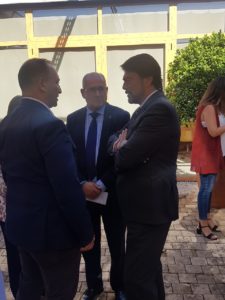 Luis Barcala, junto a José Ramón González, hablando con Rubén Martinez Dalmau