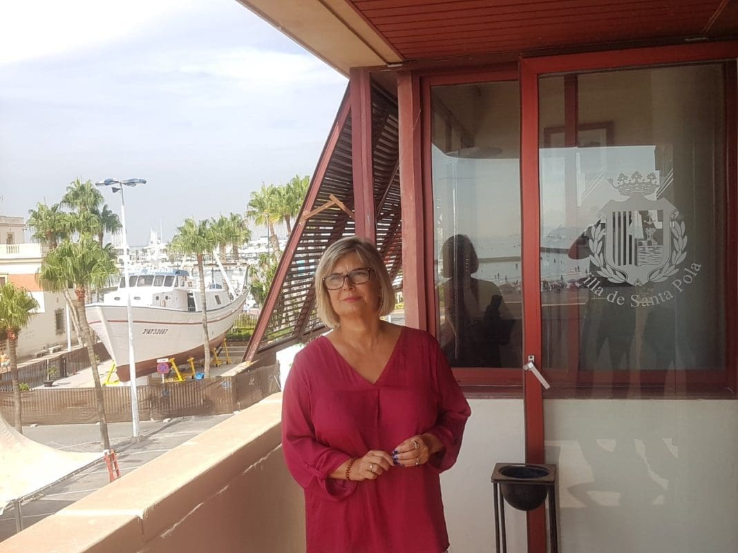 Loreto Serrano, alcaldesa de Santa Pola, mirando el horizonte en la terraza de su despacho en el Ayuntamiento / Alex Ferrer