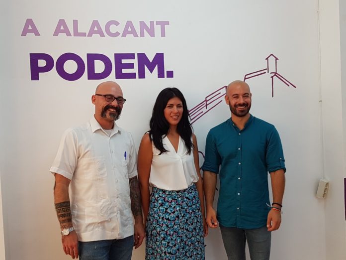 Txema Guijjaro, Naiara Davó y Xaxi López posando en la sede de Podemos Alicante / Alex Ferrer