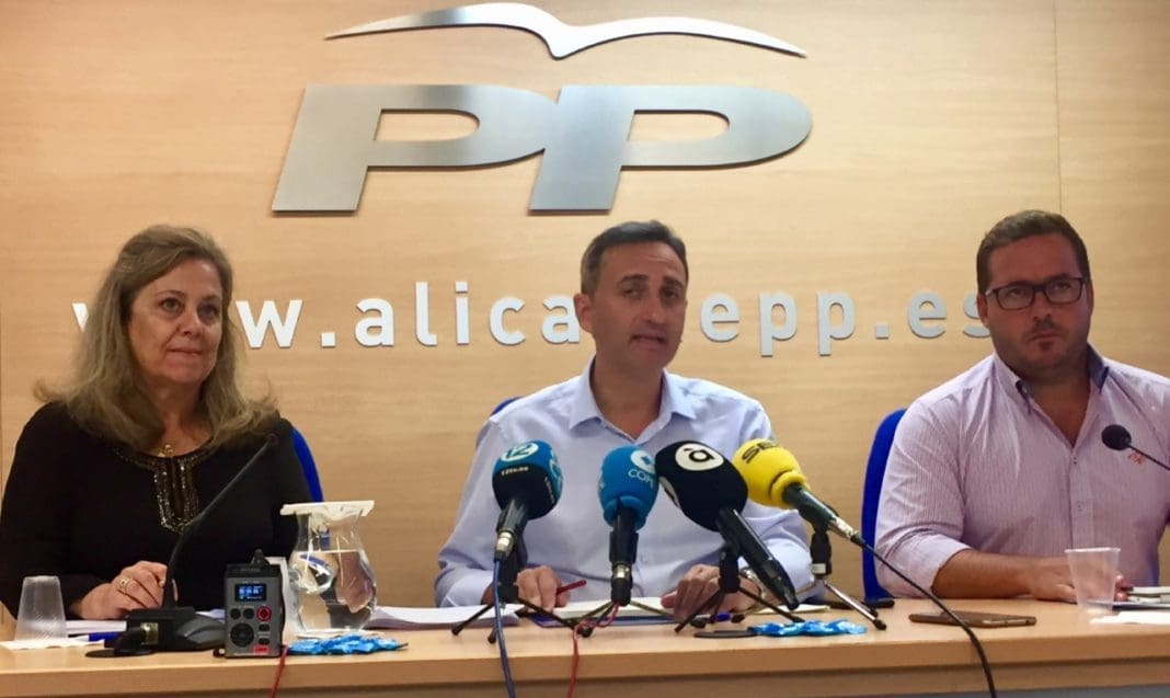 César Sanchez hablando en rueda de presa junto a Agustín Almodóbar y Macarena Montesinos / PP Alicante