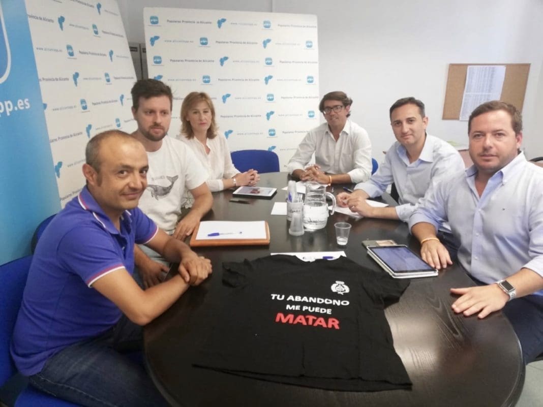 César Sánchez, Agustín Almodóbar y Juan de Dios Navarro, reunidos con los funcionarios de prisiones en la sede del PP Alicante