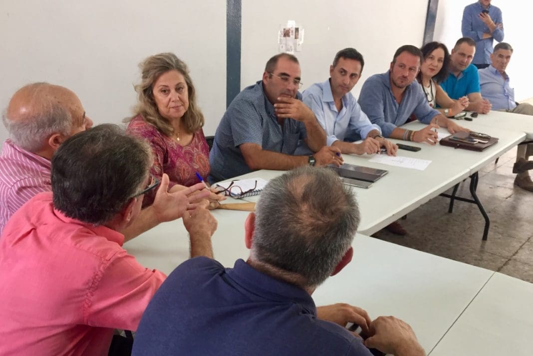 Macarena Montesinos, César Sánchez y Pablo Ruz mirando atentamente durante la reunión con la Do Uva del Vinalopó / PP Alicante