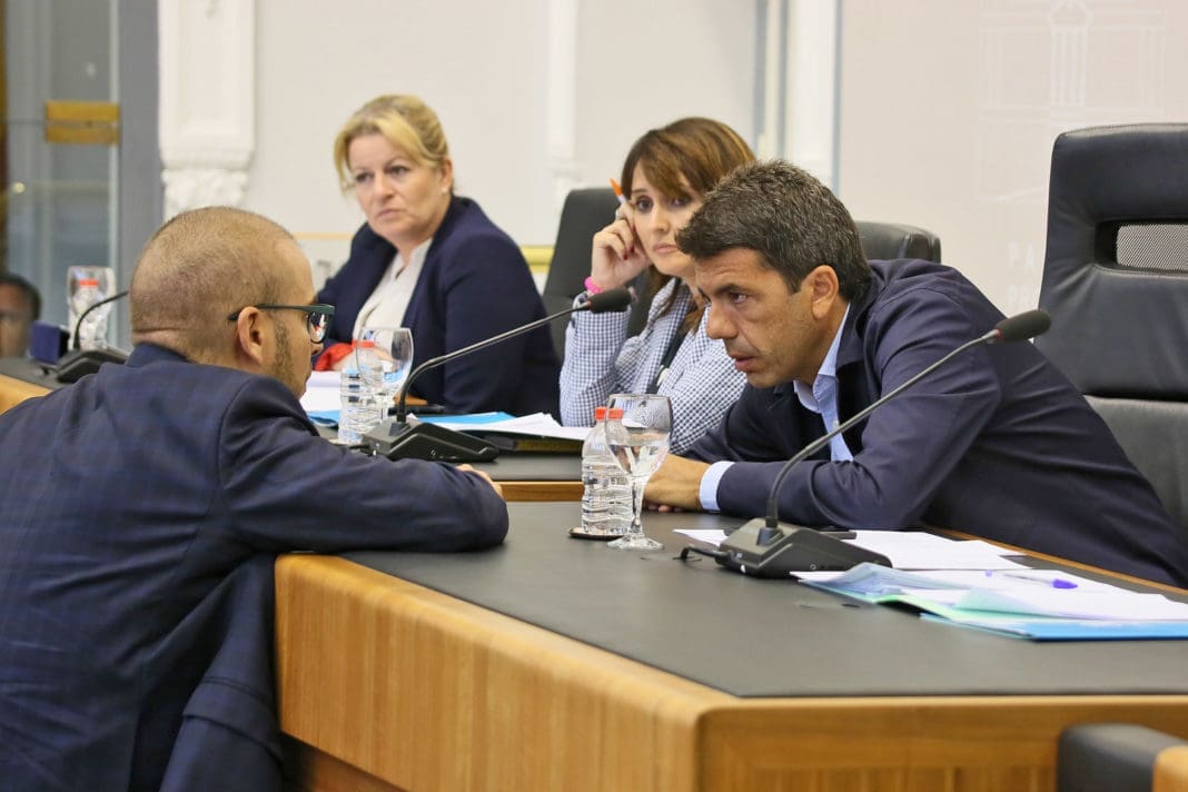 Carlos Mazón hablando con Adrián Ballester ante la atenta mirada de Julia Parra / Diputación de Alicante