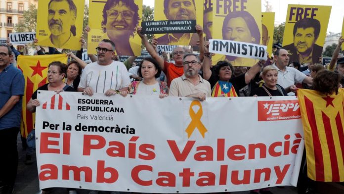 Personas acudiendo a una manifestación convocada por Accció Cultural del País Valencià / EFE