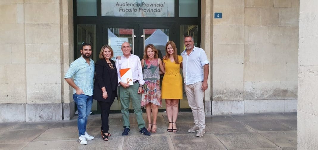 Mari Carmén Sánchez y Marta Martín capitaneando el registro de la candidatura de Cs Alicante para el 10-N /Cs Alicante