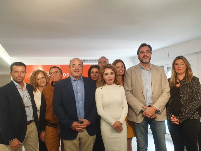 Marta Martín presidiendo la foto de familia de la candidatura de Cs Alicante para el 10-N / Alex Ferrer