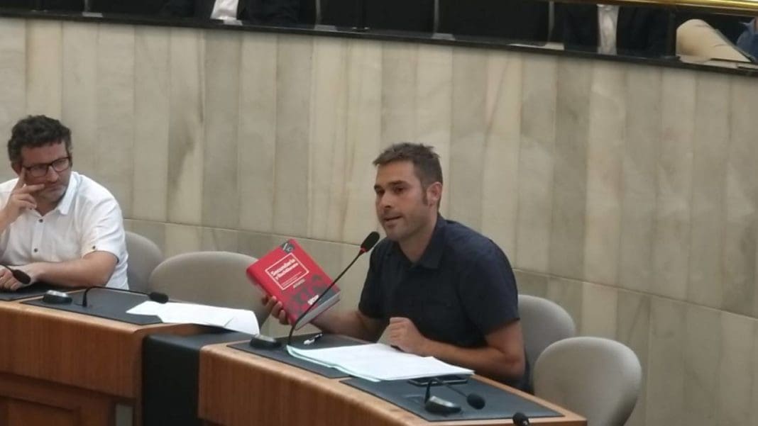 Gerard Fullana, diputado provincial de Compromís, mostrando un diccionario rojo en un pleno de la Diputación / Compromís