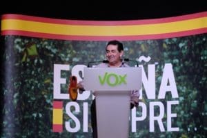 Manuel Mestre mostrando el zapato "`puramente español" en su mitin / Manuel Mestre