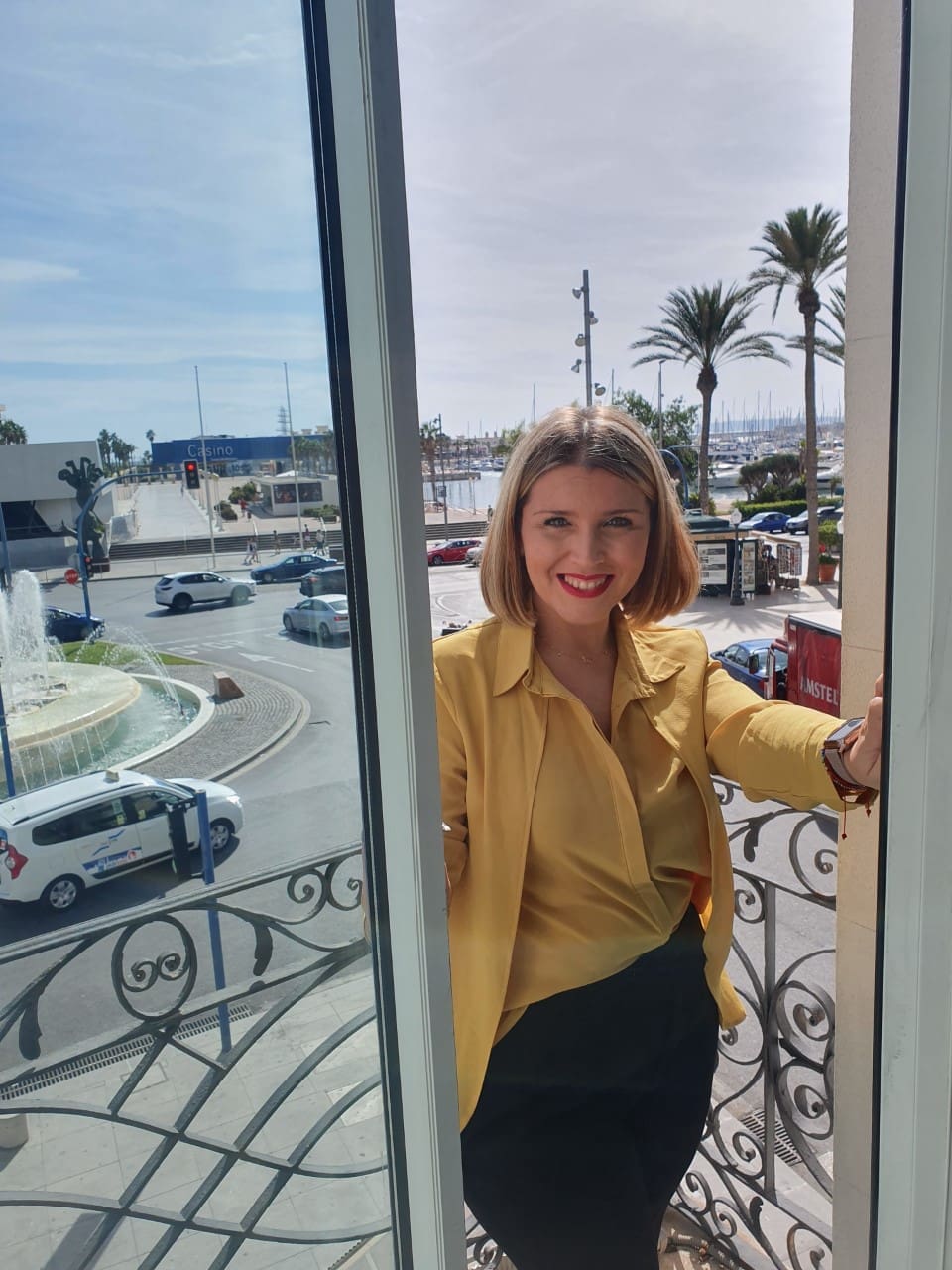Mari Carmen Sánchez, vicealcaldesa de Alicante, sonriente en la terraza de su despacho del Patronato Municipal de Turismo / Alex Ferrer