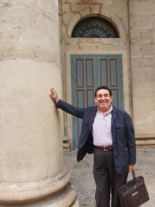 Manuel Mestre, somrient i tocant una de les columnes de la façana de el Teatre Principal d'Alacant / Alex Ferrer