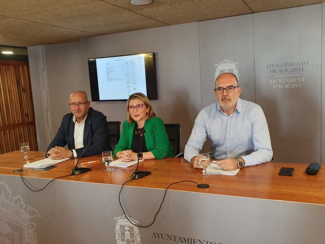 Mari Carmen Sánchez junto a José Ranón González y Manuel Villar / Alex Ferrer