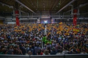 Panorámica del mitin de VOX en IFA, repleto de banderas de España / VOX
