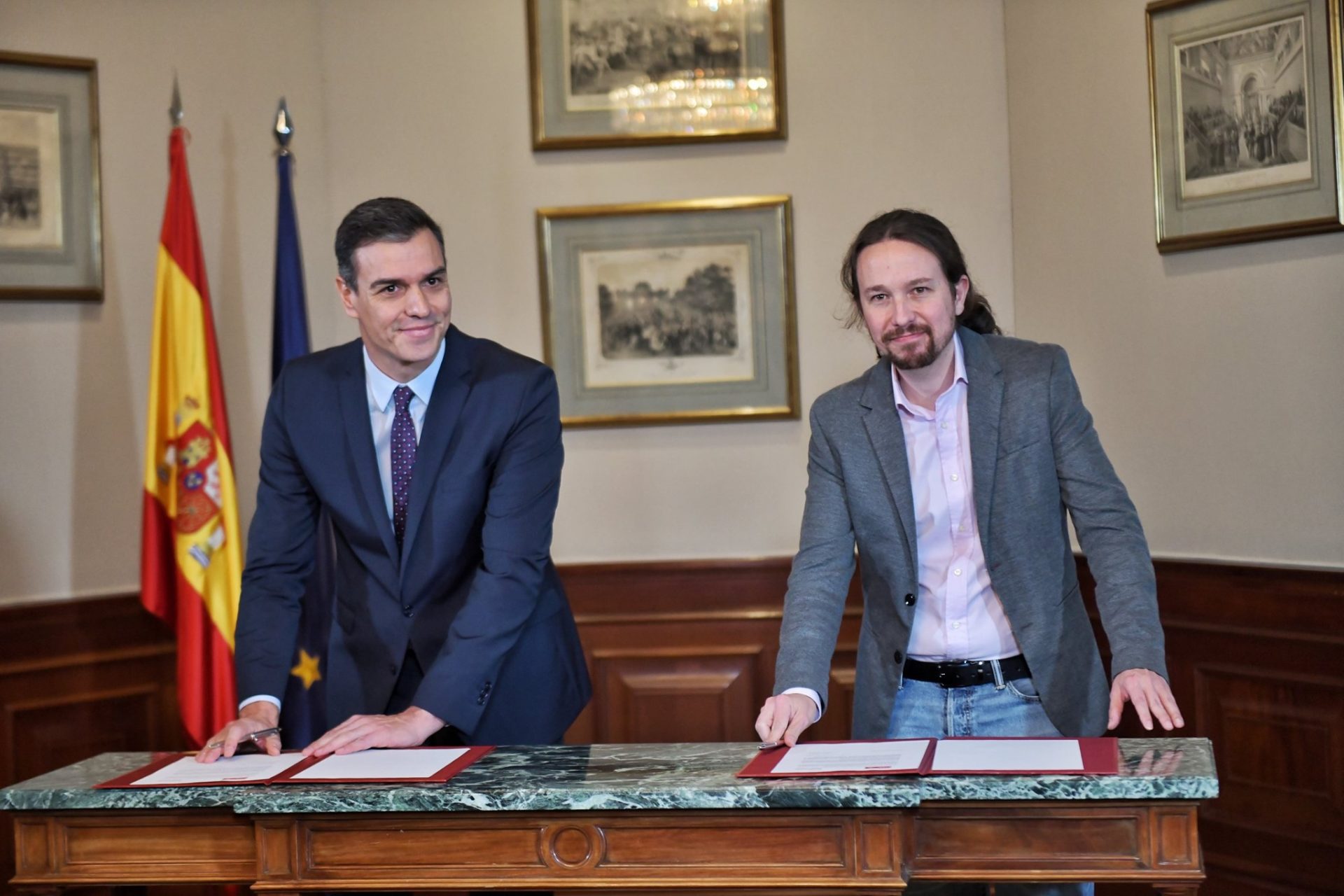 Pedro Sánchez y Pablo Iglesias firmando el preacuerdo de Gobierno entre PSOE y Unidas Podemos / Europa Press