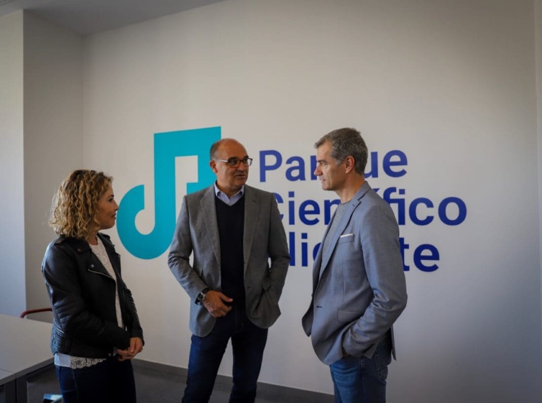 Toni Cantó junto a Marta Martín y Manuel Palomar en su visita al Parque Científico de la UA / Cs Alicante