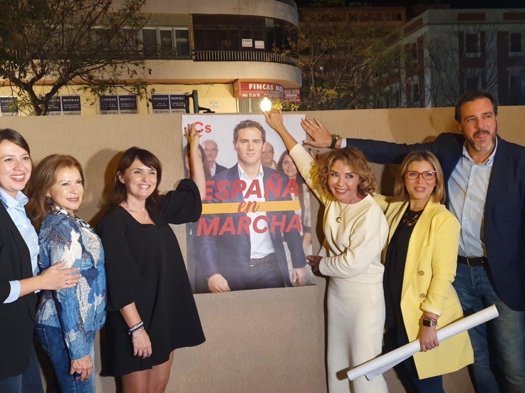 Marta Martín mostrado el cartel de campaña de Cs junto a Mari Carmen Sánchez, Julia Parra y Yaneth Giraldo / Alex Ferrer