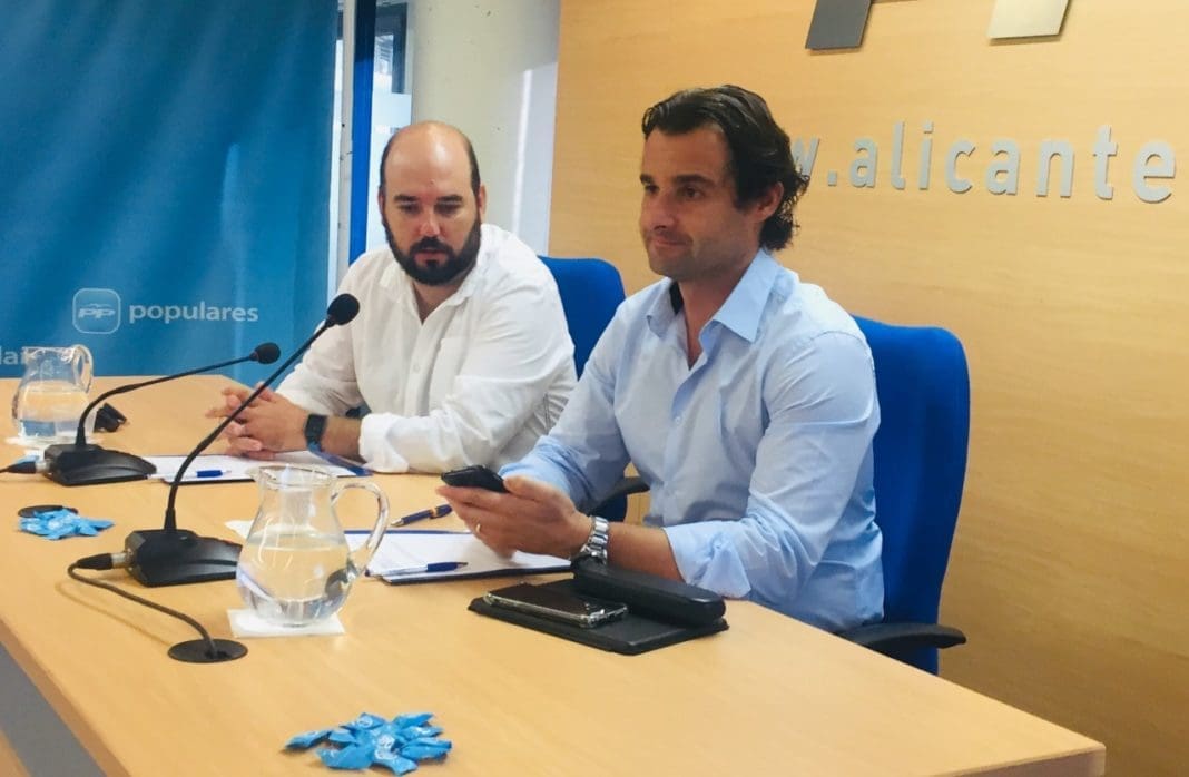 Eduardo Dolón junto a Raúl Dalmau dando la rueda de prensa en la sede del PP Alicante / PP Alicante
