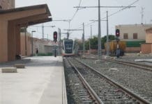 Un coche cae a las vías del TRAM en la Vila y queda suspendida la circulación entre Cala Piteres y Creueta