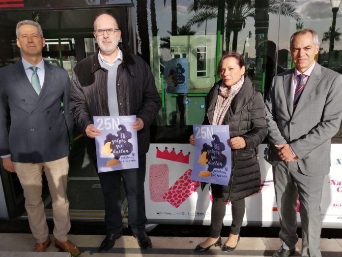 Manuel Villar y María Conejero mostrando el cartel de la campaña para el 25-N /Ayuntamiento de Alicante