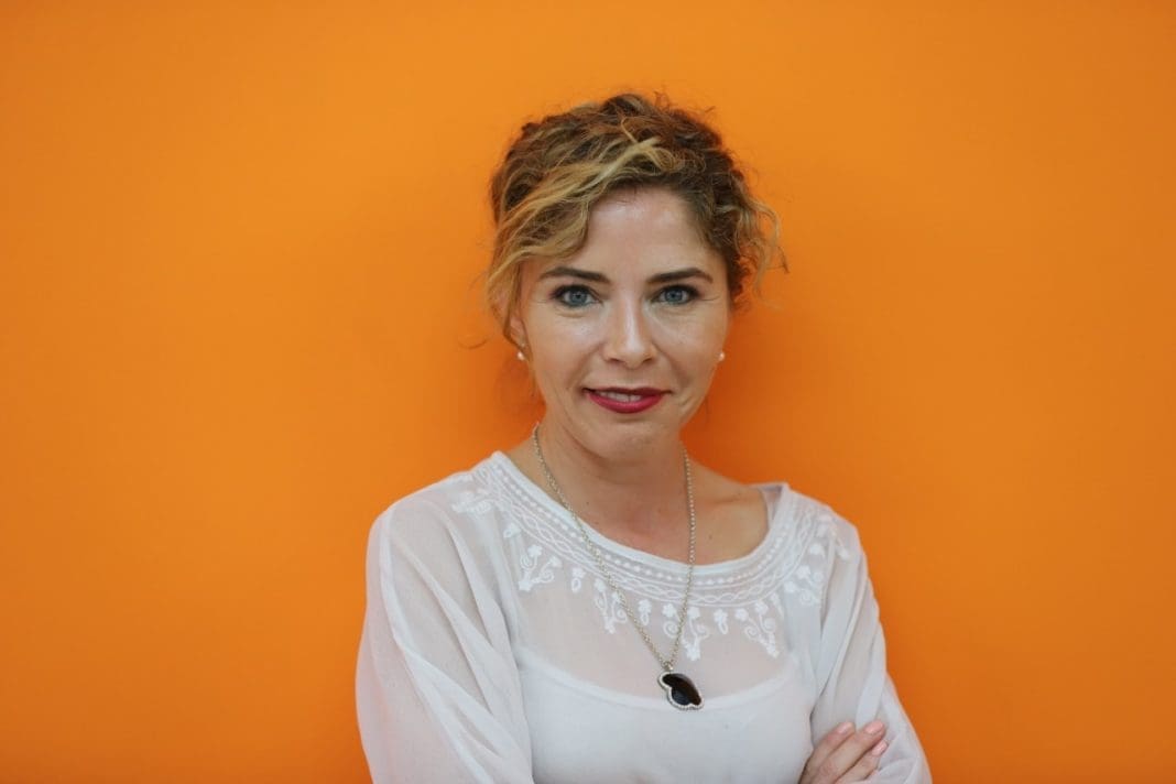 Marta Martín, sonriente en un fondo naranja / Marta Martín