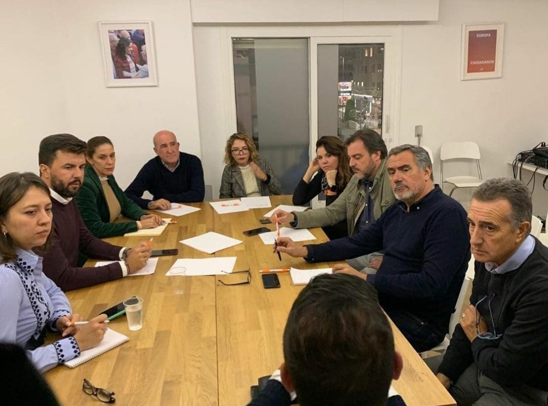 Marta Martín analizando los resultados del 10-N junto a miembros de Cs Alicante / Cs Alicante