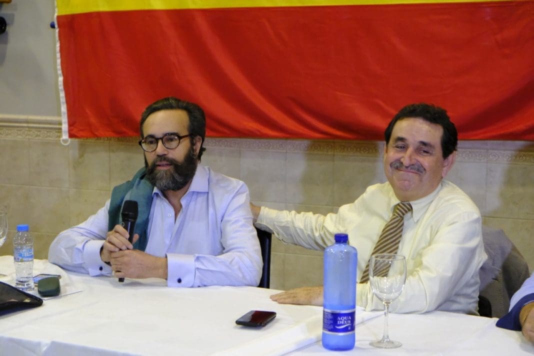 Manuel Mestre sonriendo en la intervención de José María Sánchez / VOX Alicante