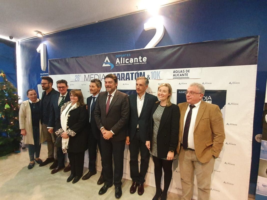 Barcala junto a varios concejales del gobierno municipales y Bartual en la presentación de la Media Maratón de Alicante / Alejandro Ferrer